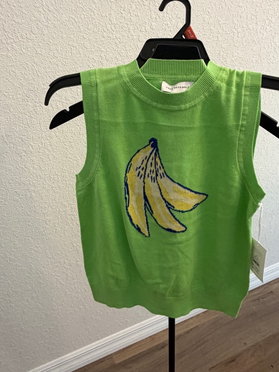 Free assembly Tops - Sleeveless Green Banana Graphic Knit Top